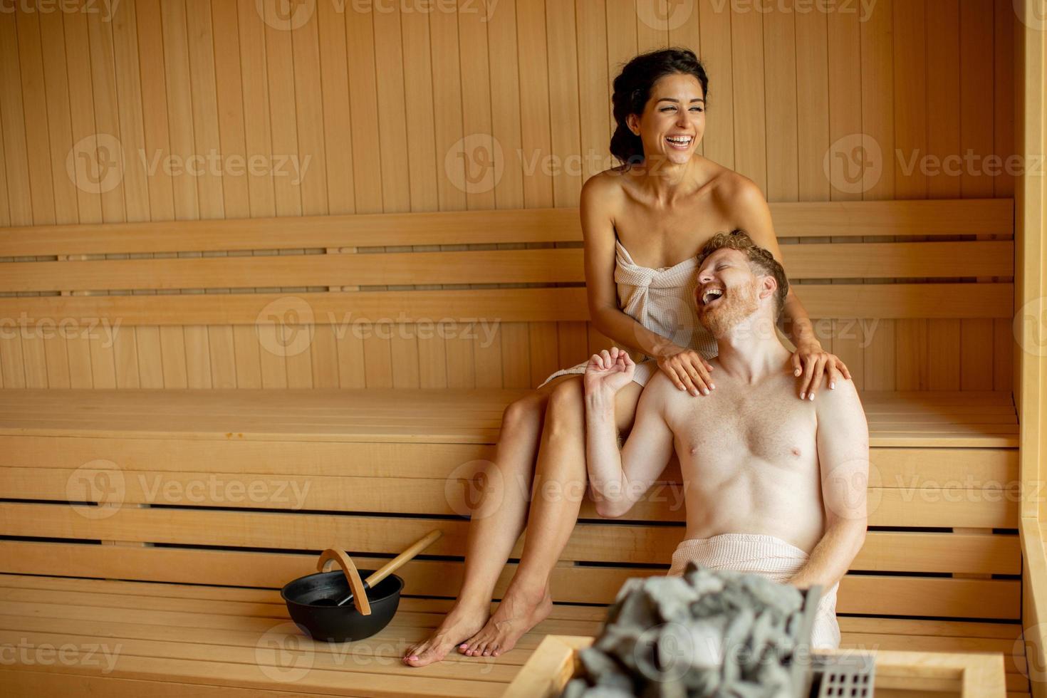 junges Paar entspannt in der Sauna foto