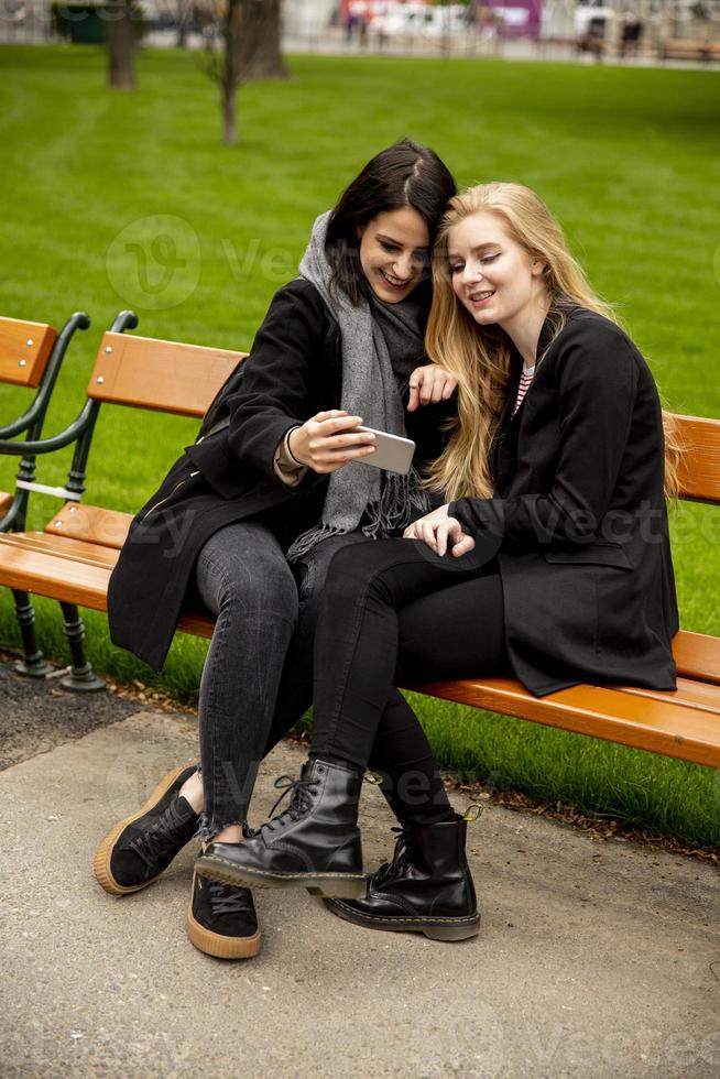 junge weibliche touristen, die selfie mit handyfoto im zentrum von wien, österreich, machen foto