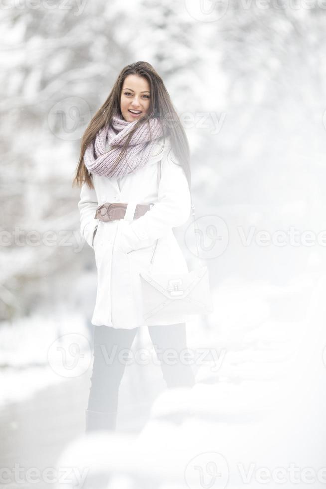 junge Frau im Winter foto