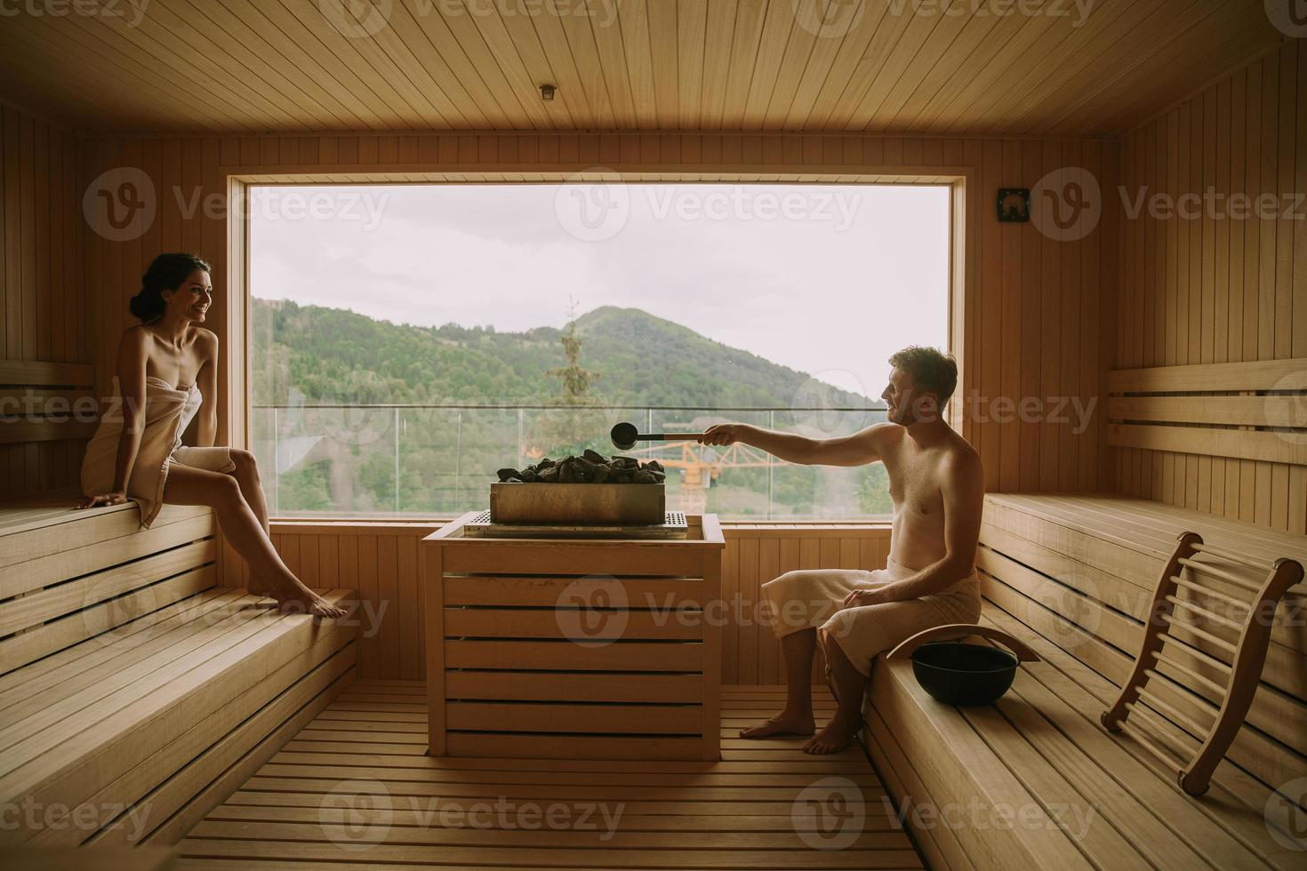 junges Paar entspannt in der Sauna foto