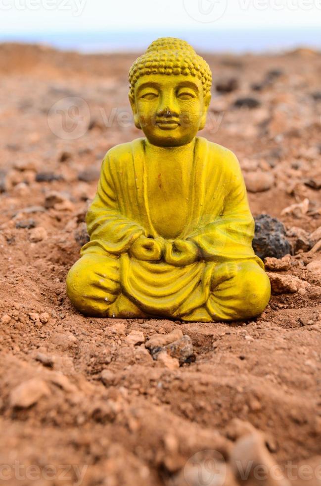 eine alte Buddha-Statue foto