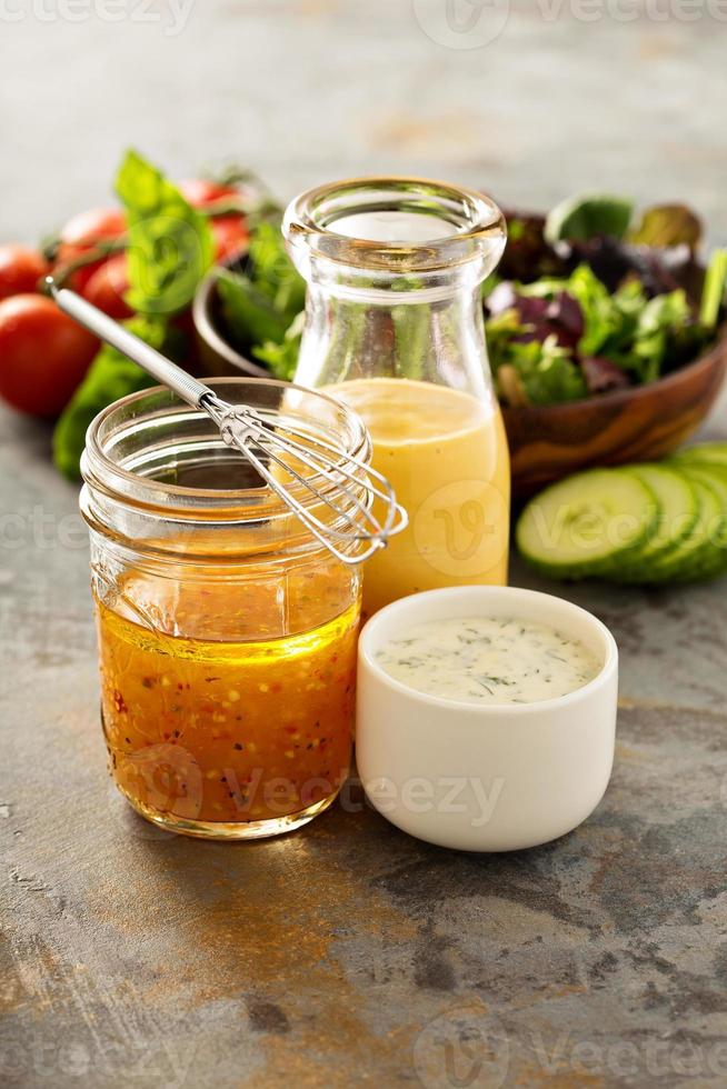 verschiedene Saucen und Salatdressings foto