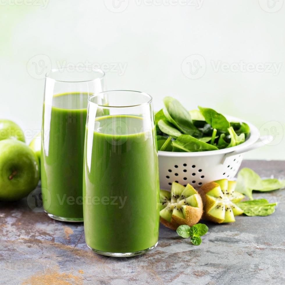 grüner saft in hohen gläsern foto