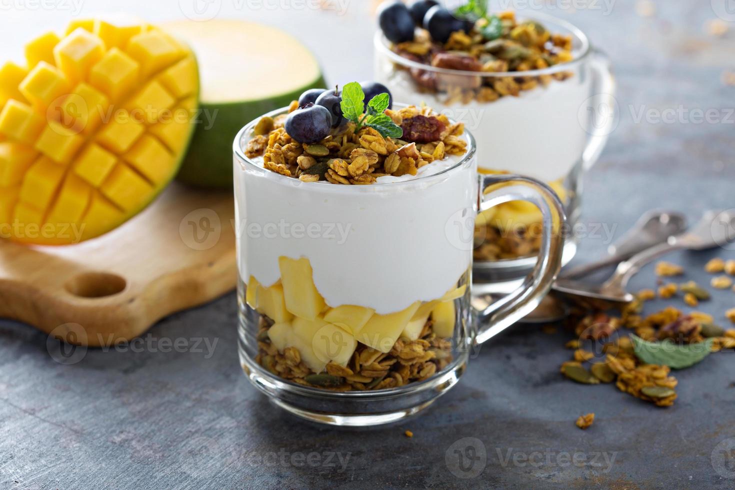 Mango-Joghurt-Parfait mit Müsli foto