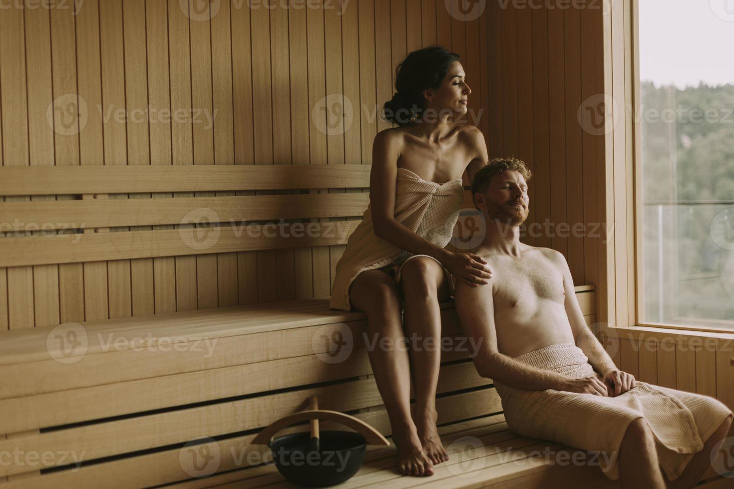 junges Paar entspannt in der Sauna foto