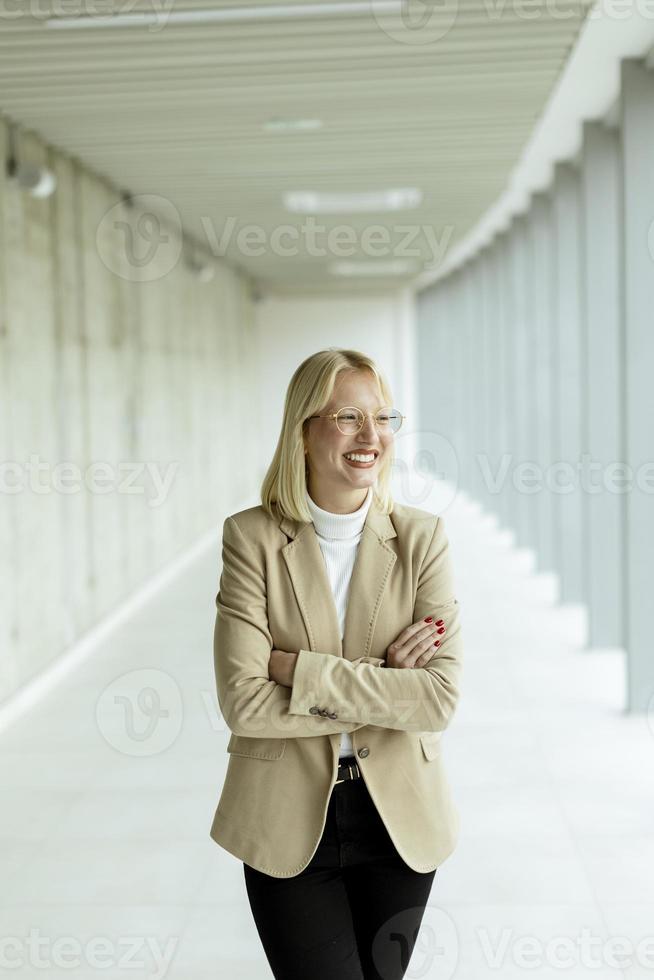 Geschäftsfrau, die im Bürokorridor steht foto