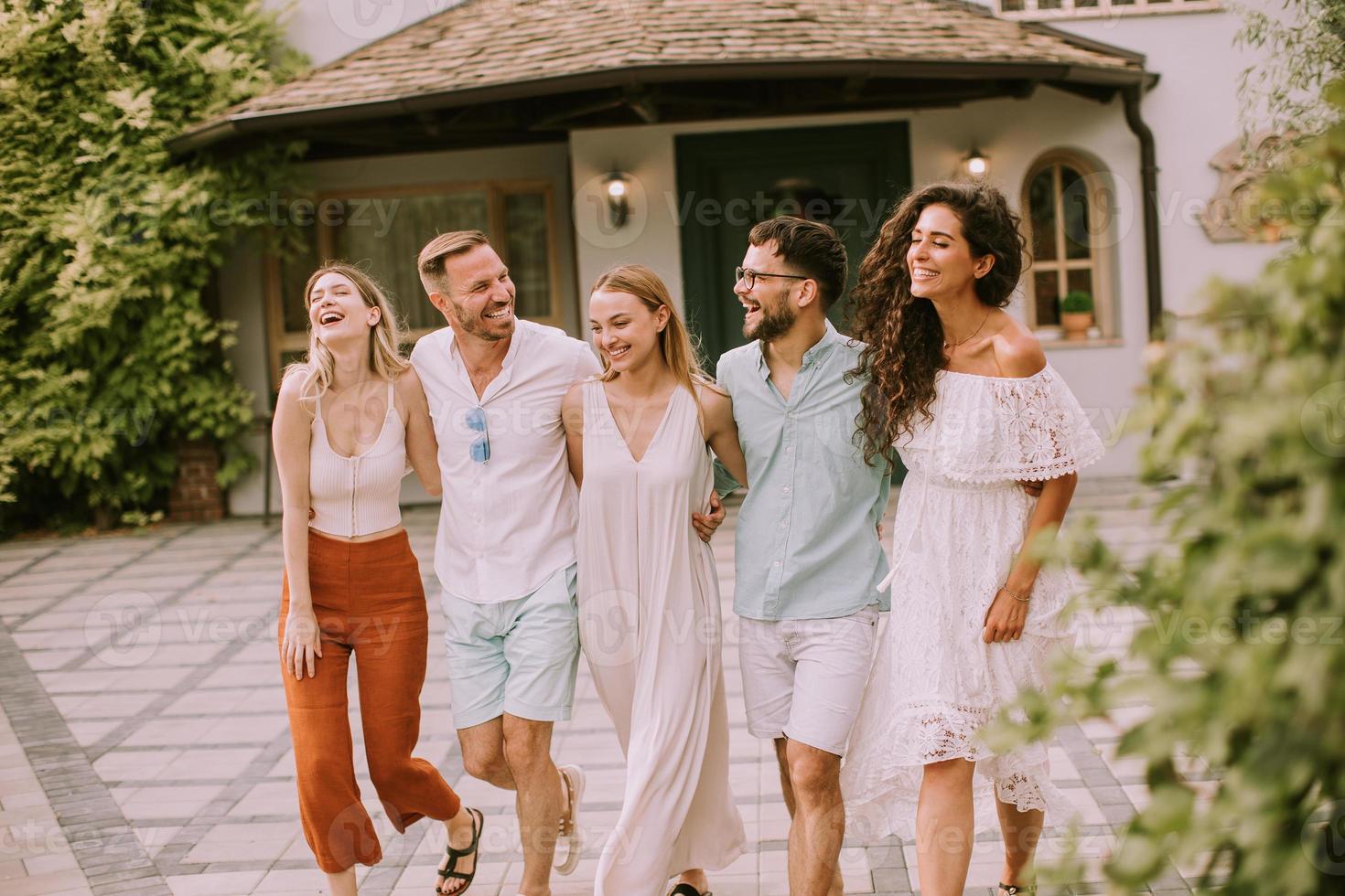 gruppe glücklicher junger leute, die sich im freien amüsieren foto