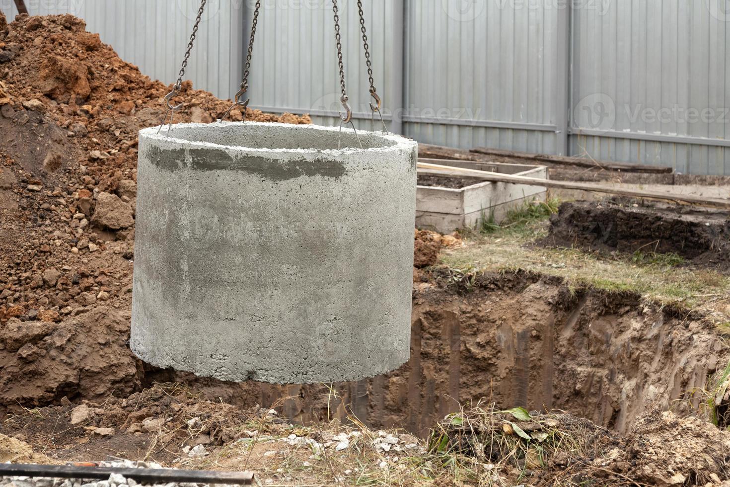 Installation eines unterirdischen Tanks für das Abwassersystem foto