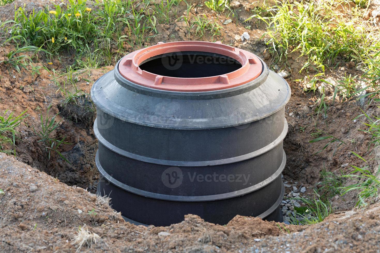 Installation eines unterirdischen Tanks für das Abwassersystem foto