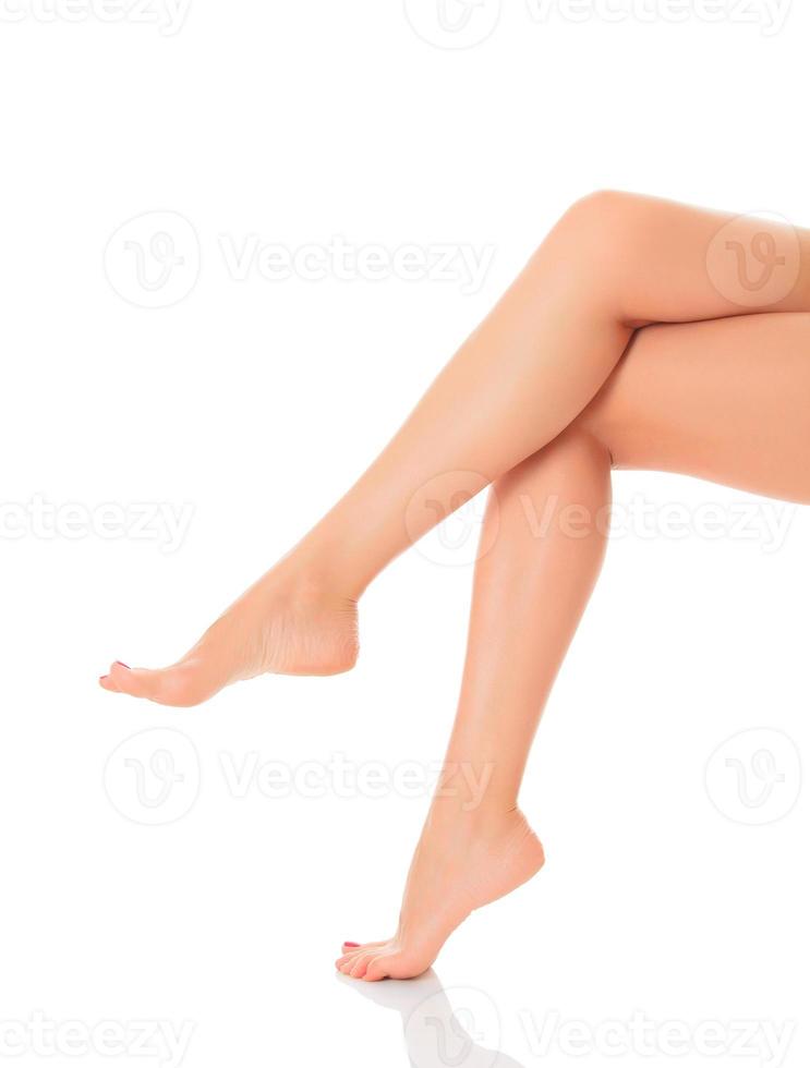 schöne weibliche beine auf weißem hintergrund foto
