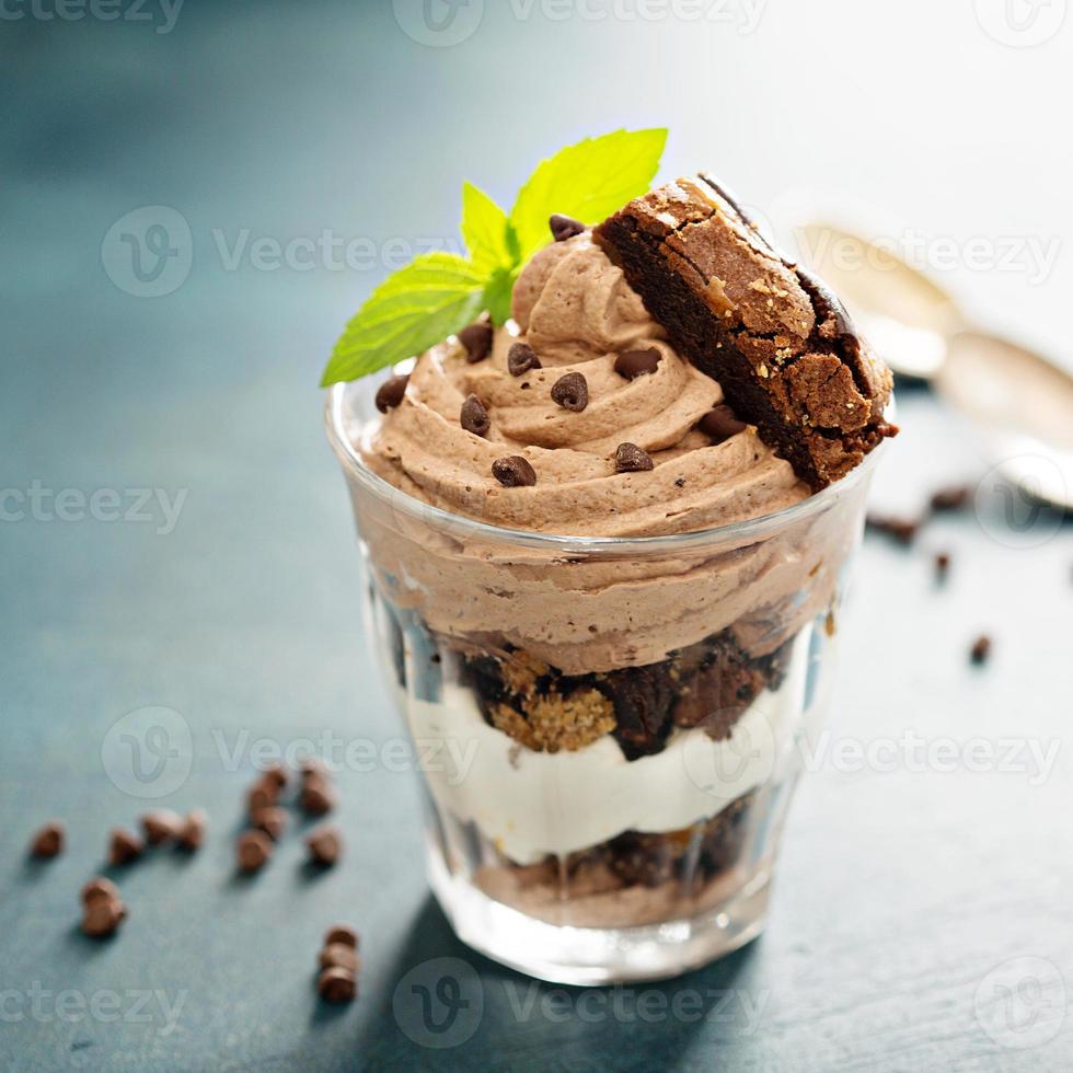 Schokoladen-Trifle-Dessert in einem Glas foto