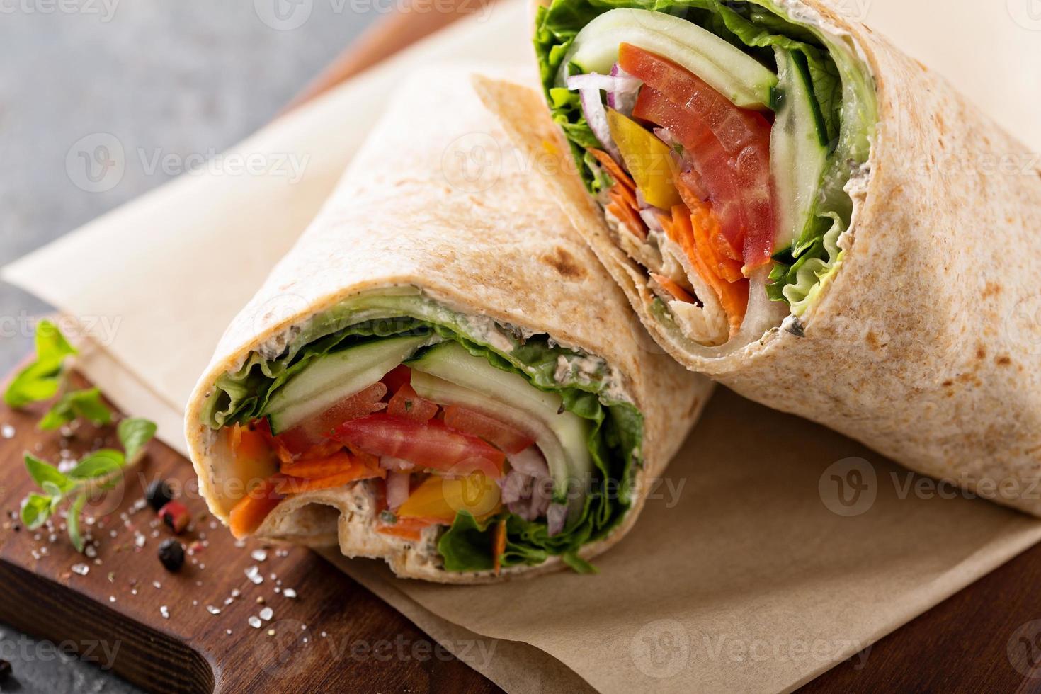 veganer Gemüse-Wrap foto