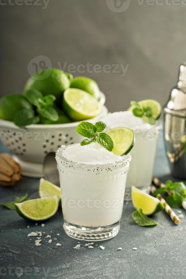 Margarita aus gefrorener Limette und Minze foto