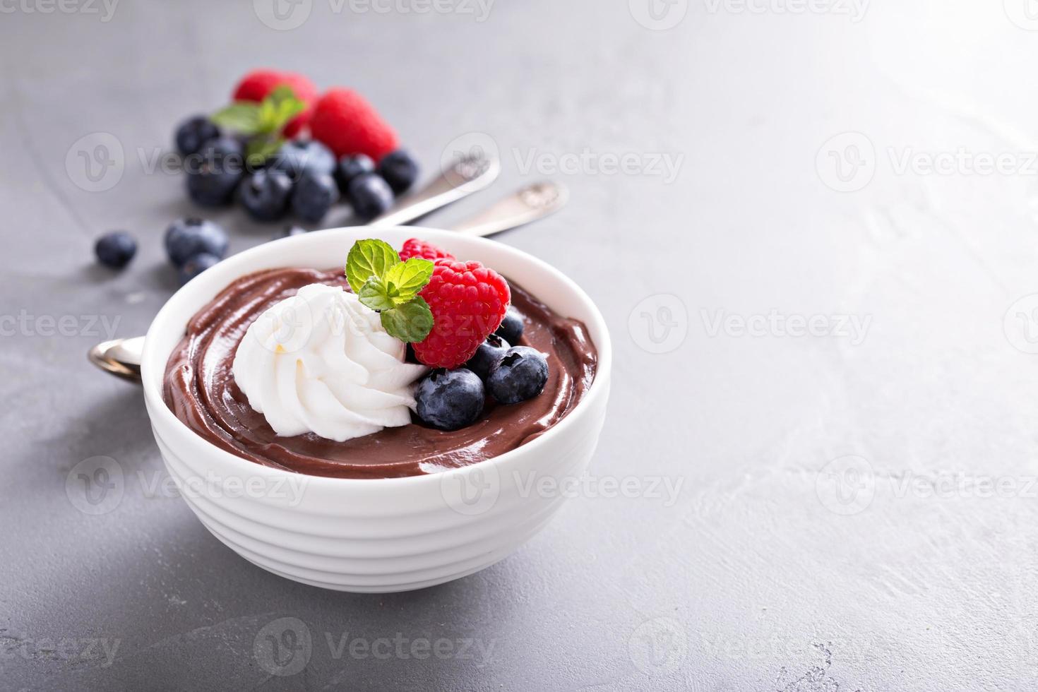 Schokoladenpudding mit Schlagsahne und Beeren foto