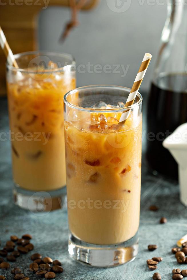 Cold Brew Eiskaffee in hohen Gläsern foto