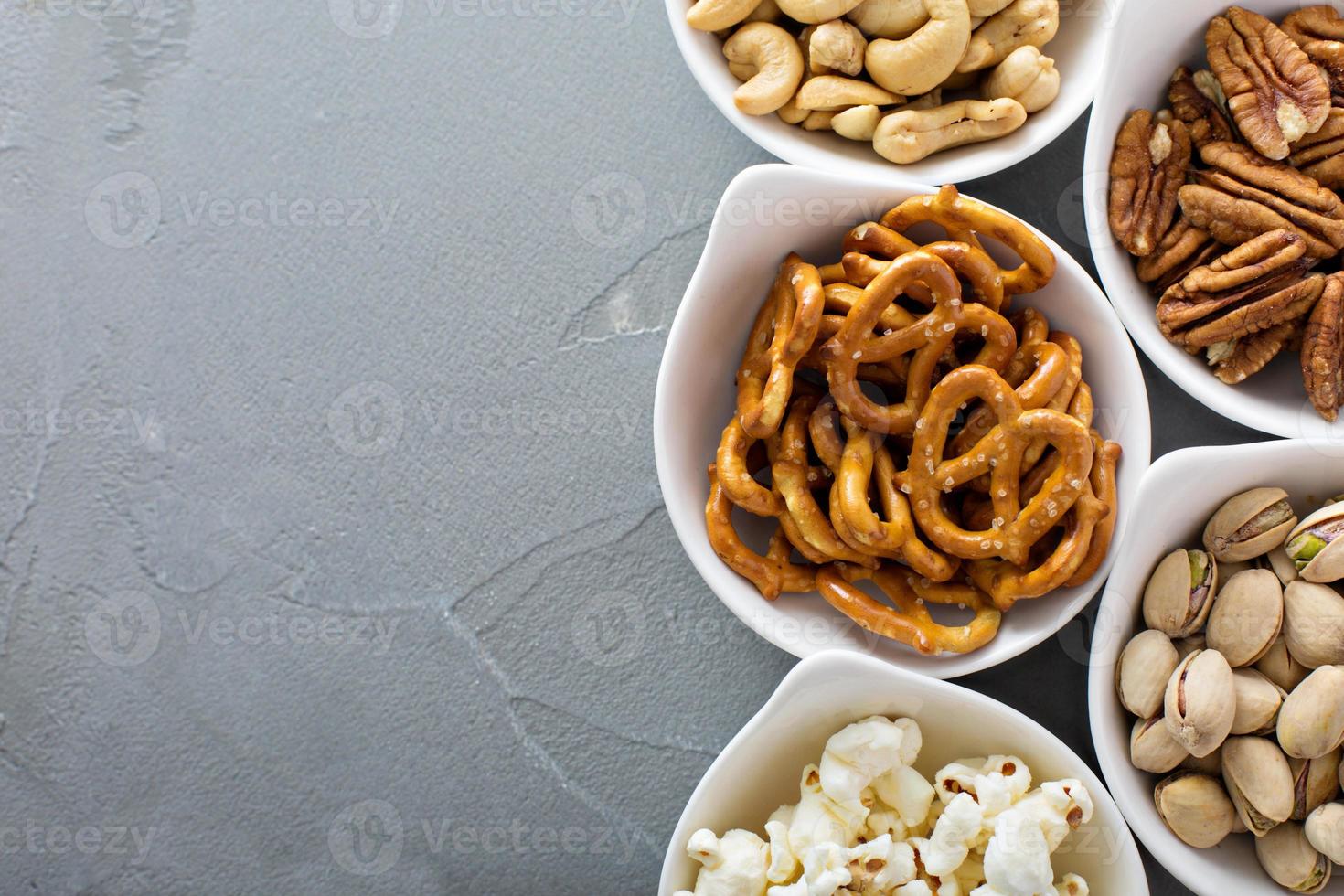 Vielzahl gesunder Snacks in weißen Schalen foto