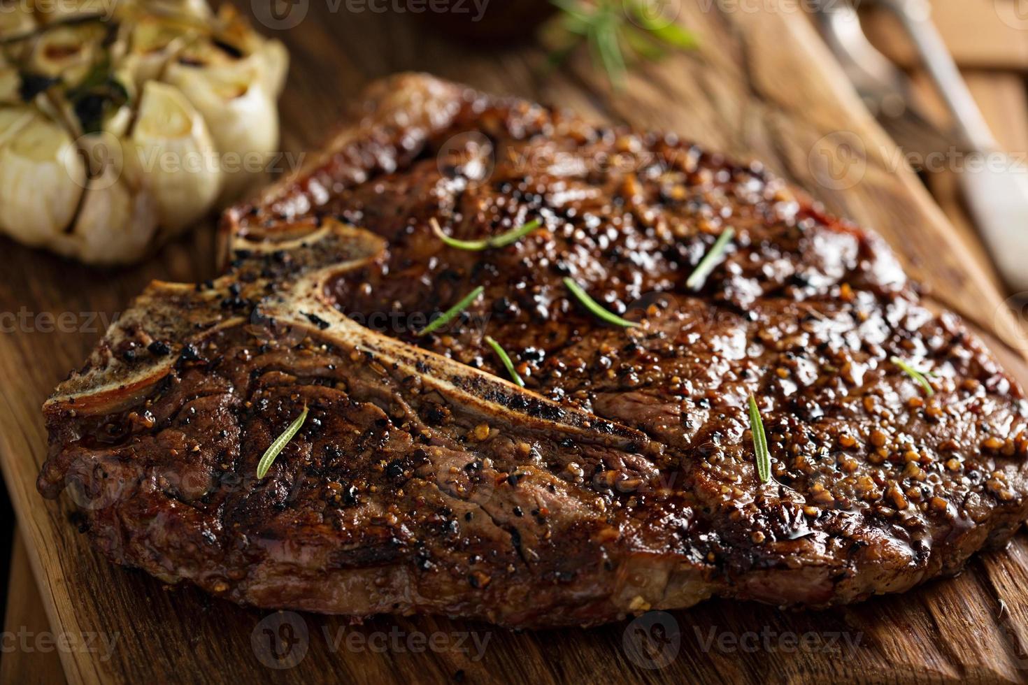 auf einem Grill zubereitetes Rindersteak foto