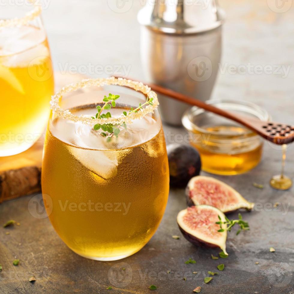 Herbsterfrischender Cocktail mit Feige, Honig und Thymian foto
