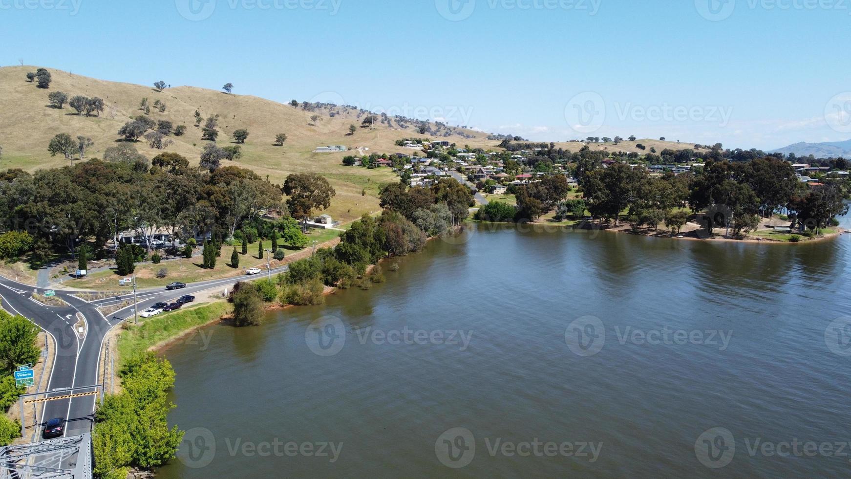 bellbridge ist eine kleine stadt mit idealer lage am hume-see, kurze fahrt von albury-wodonga, hügel über dem wasser des sees, luftaufnahmen mit drohne. foto