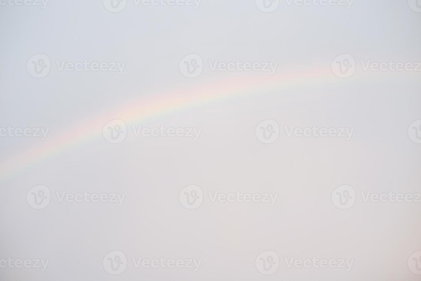 ein Regenbogen auf dem Hintergrund des defokussierten Himmels als Hintergrund. Defokussierter heller Himmel nach Regen. foto