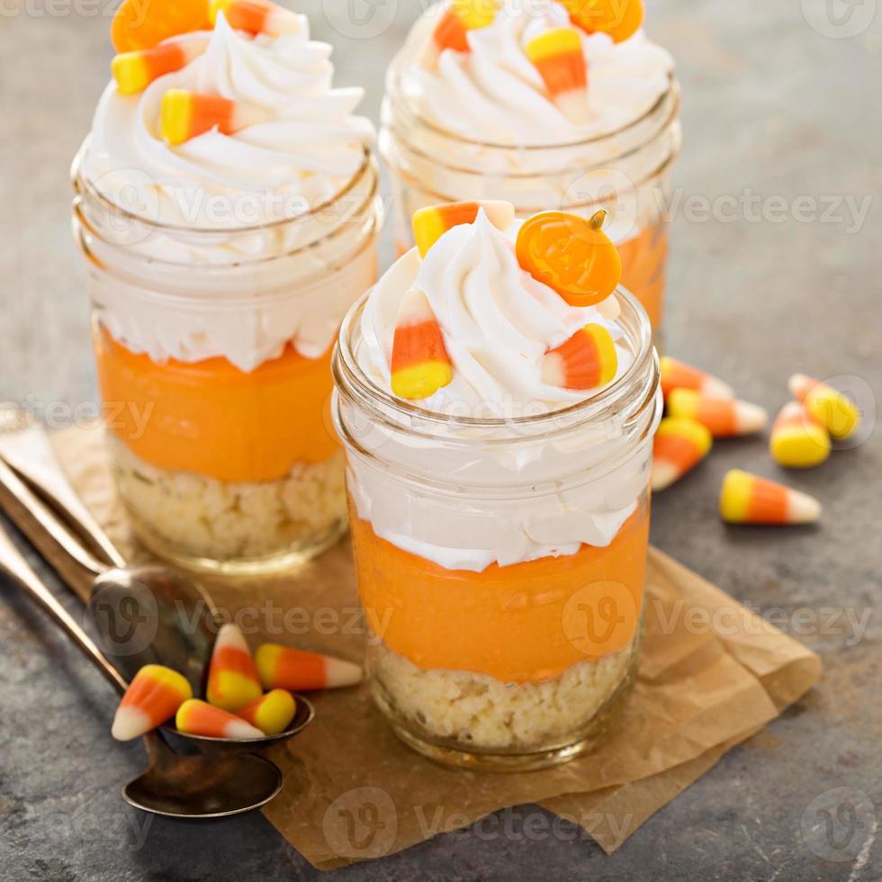Halloween-Dessert in einem Glas geschichtetes Candy-Mais-Parfait foto