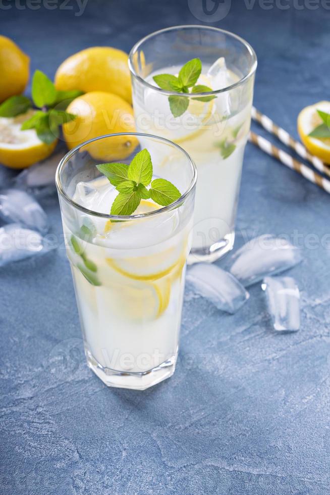 klassische limonade auf blauem hintergrund foto