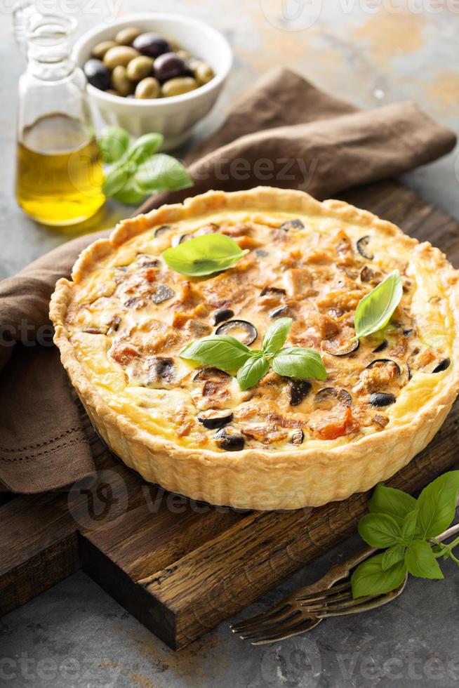 Quiche mit Aubergine, Huhn und Oliven foto