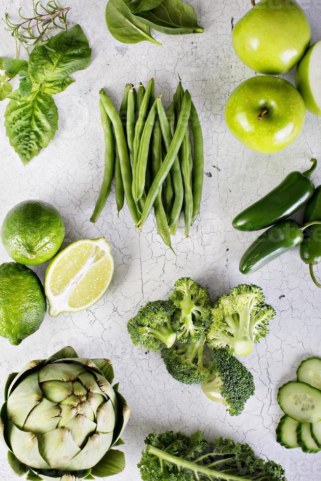 Vielfalt an grünem Gemüse und Obst foto