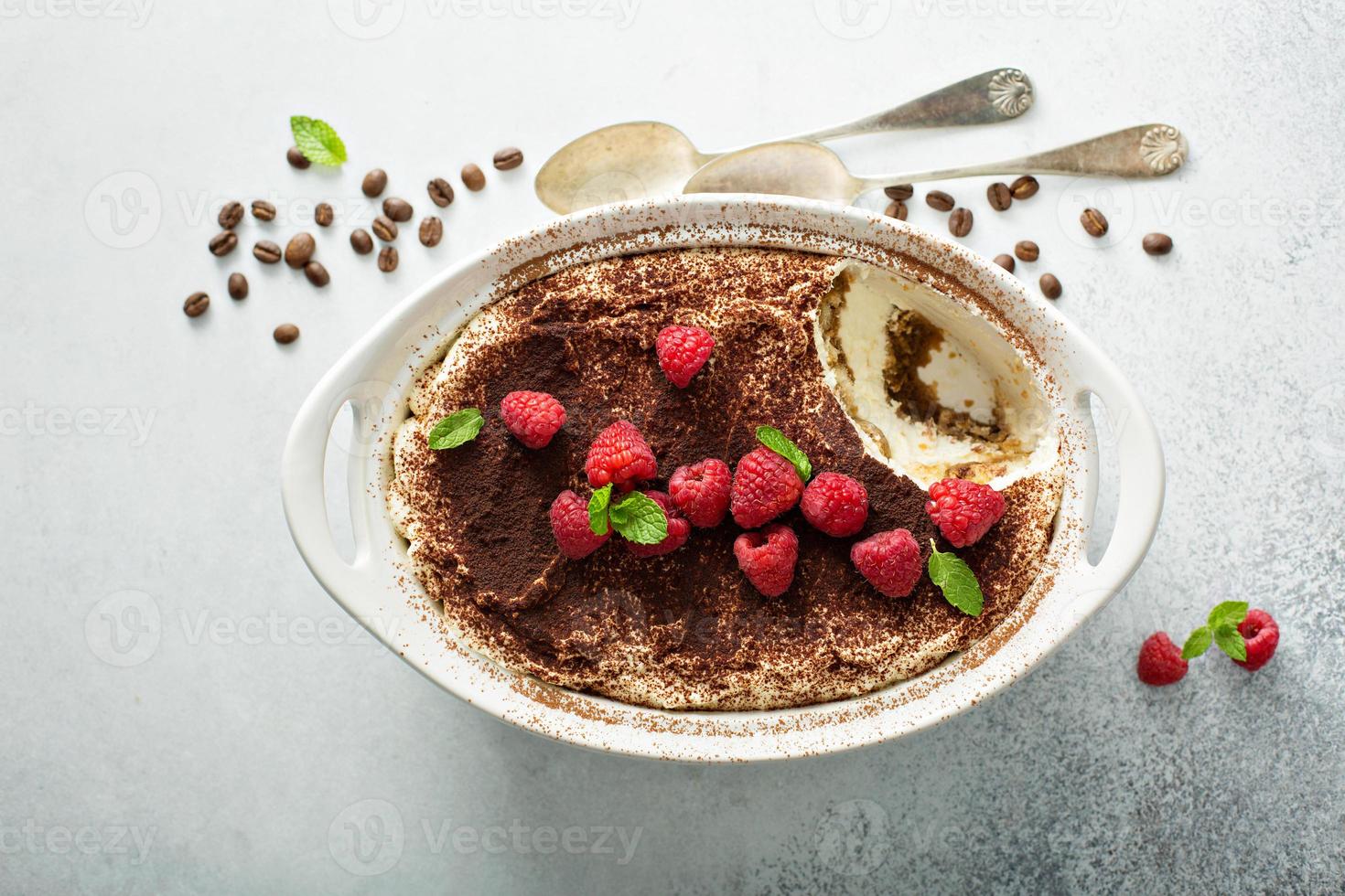 Tiramisu-Kuchen in einer Keramikschale foto