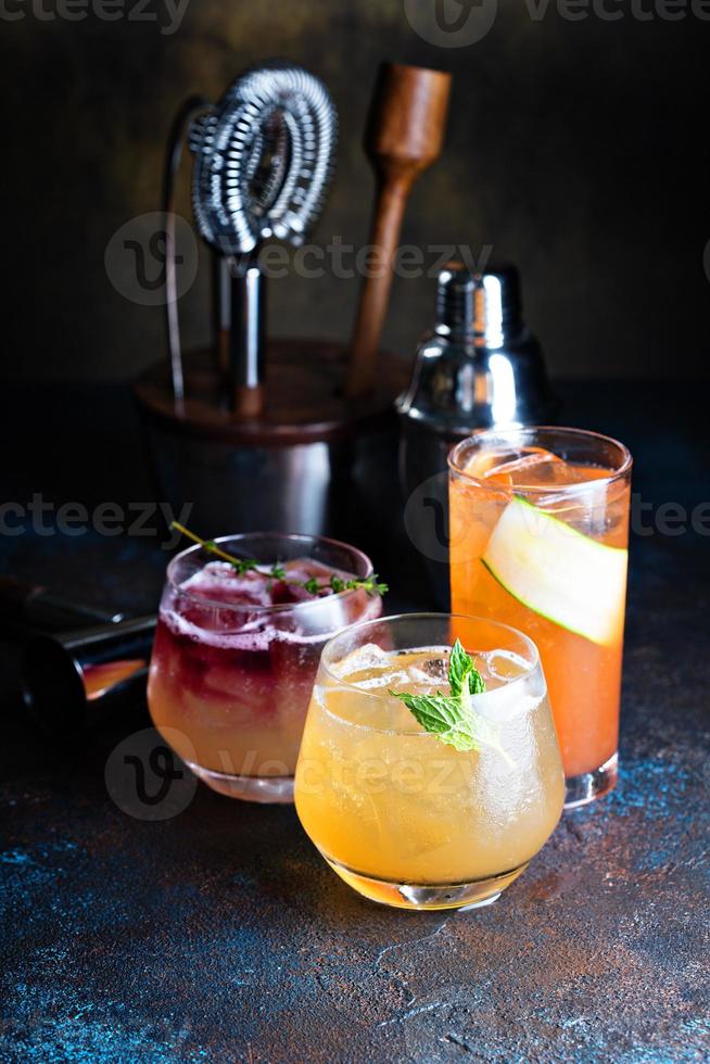 Auswahl an saisonalen Cocktails foto
