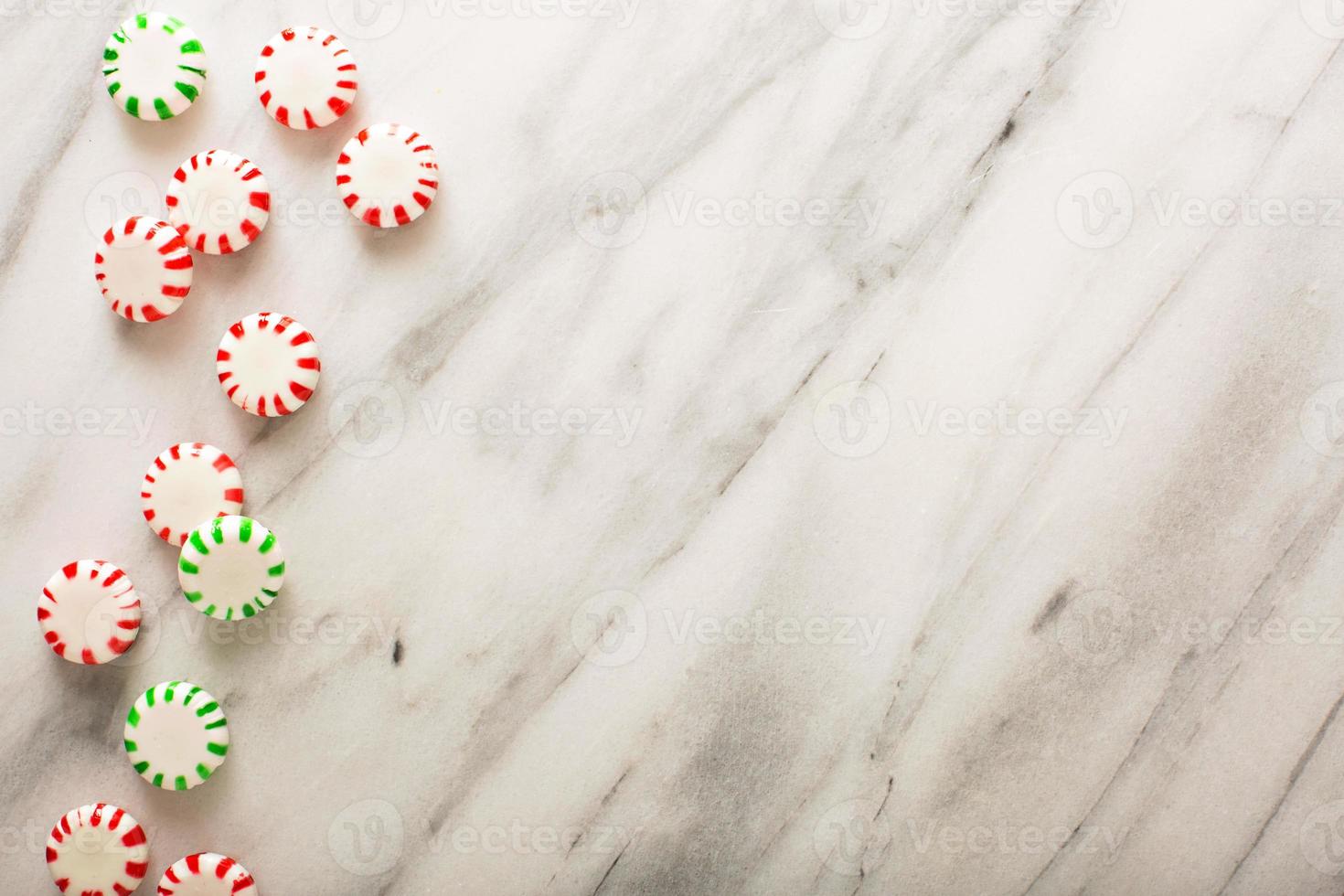 Feiertagshintergrund mit Pfefferminzbonbons foto