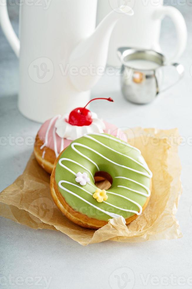 Verschiedene glasierte frittierte Donuts auf Pergament foto