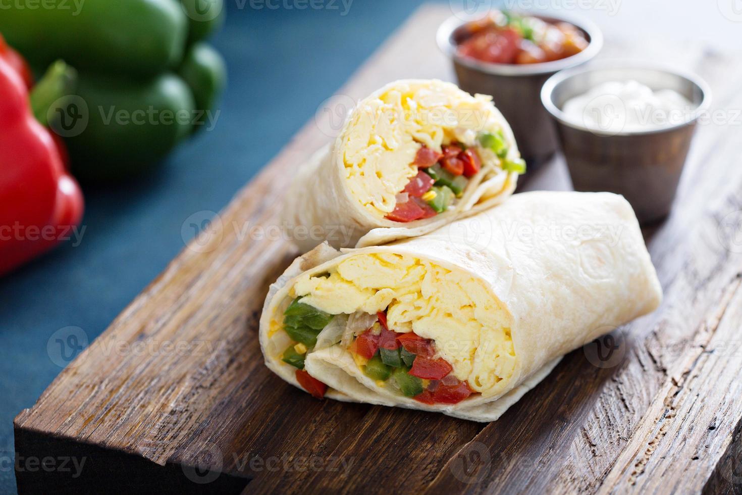 vegetarisches Frühstück Burrito mit Eiern foto