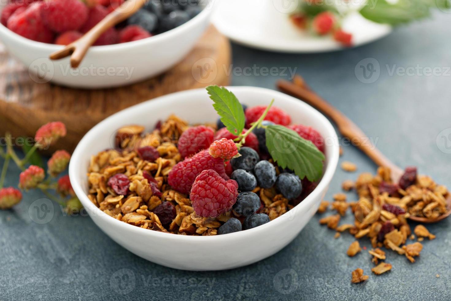 Müsli und Beeren mit Kaffee foto