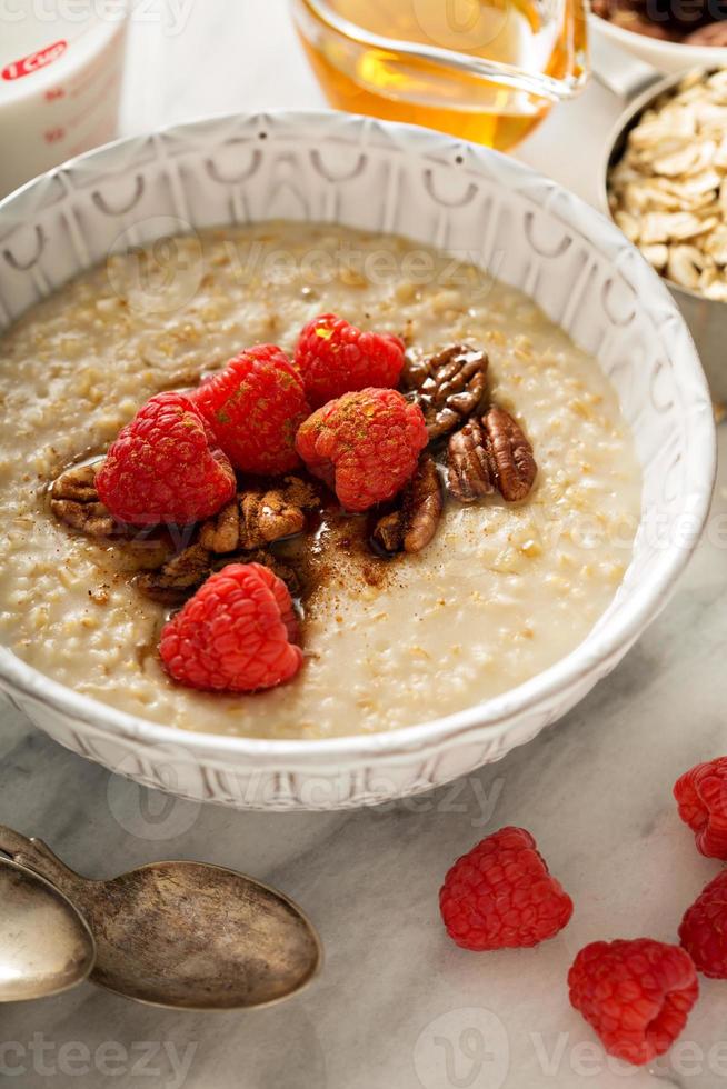 hausgemachte Haferflocken zum Frühstück foto