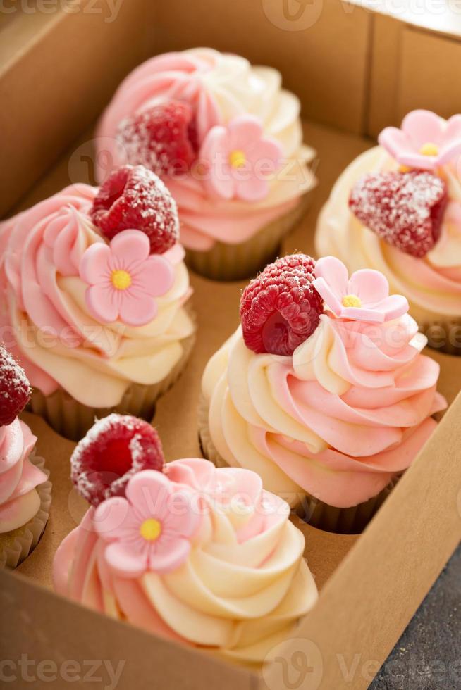 rosa Vanille- und Himbeer-Cupcakes foto