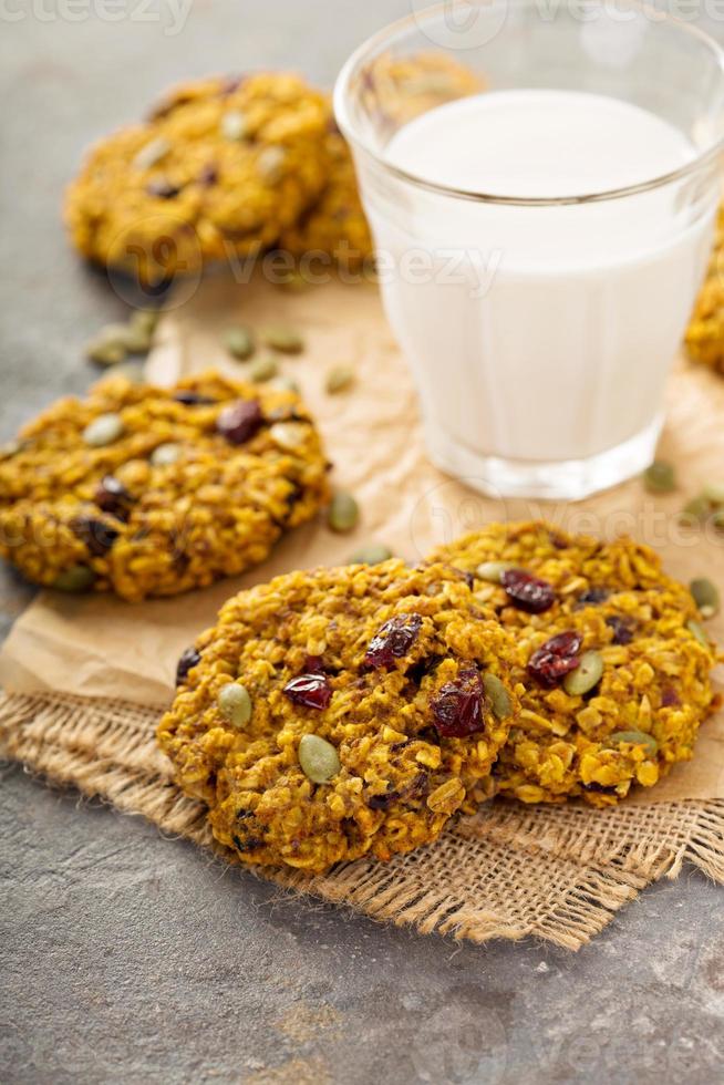 Frühstückskekse mit Kürbispüree, Cranberry und Samen foto