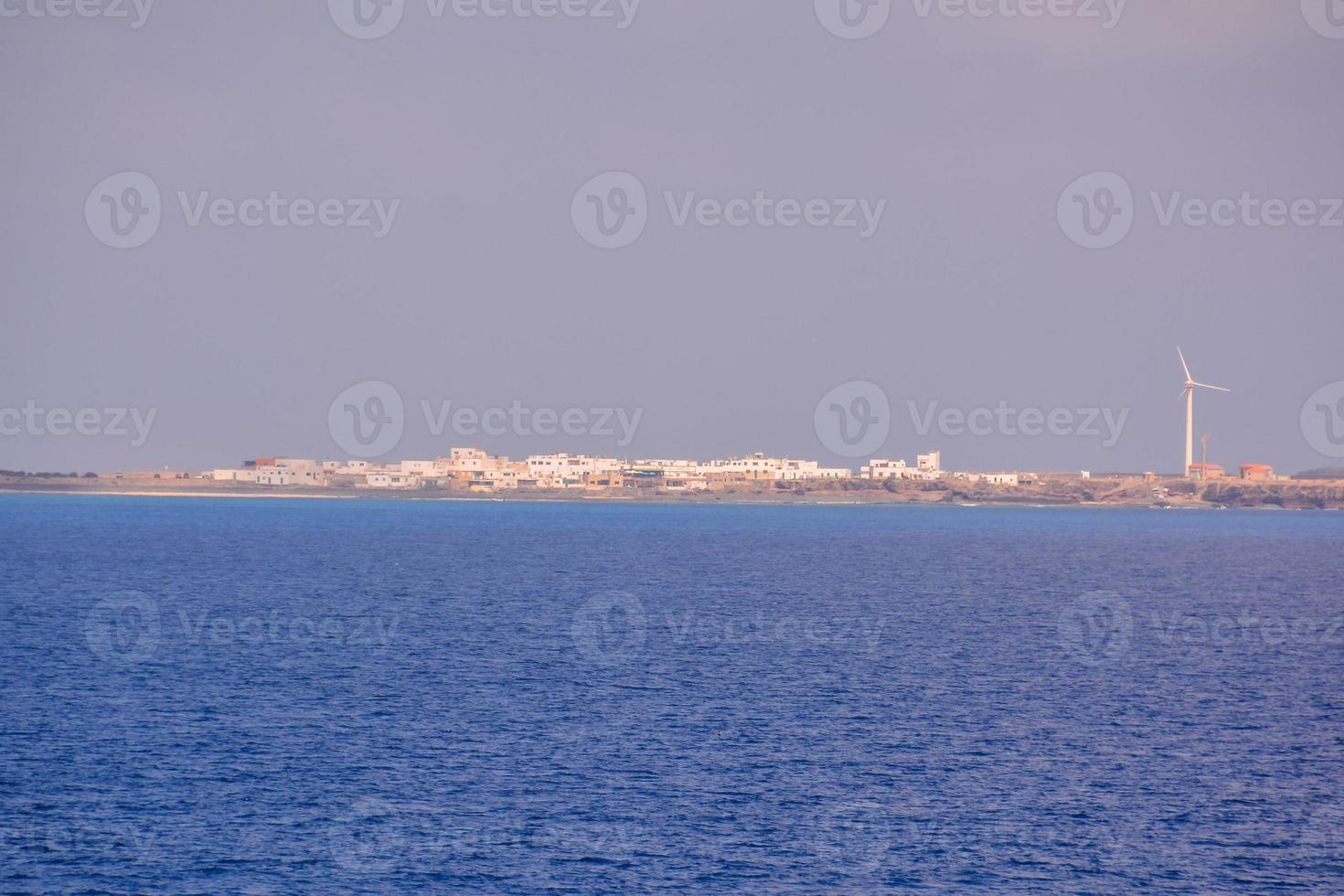 Blick auf eine Stadt am Meer foto