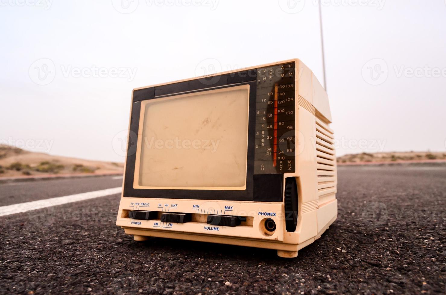 Vintage-Fernseher auf dem Boden foto