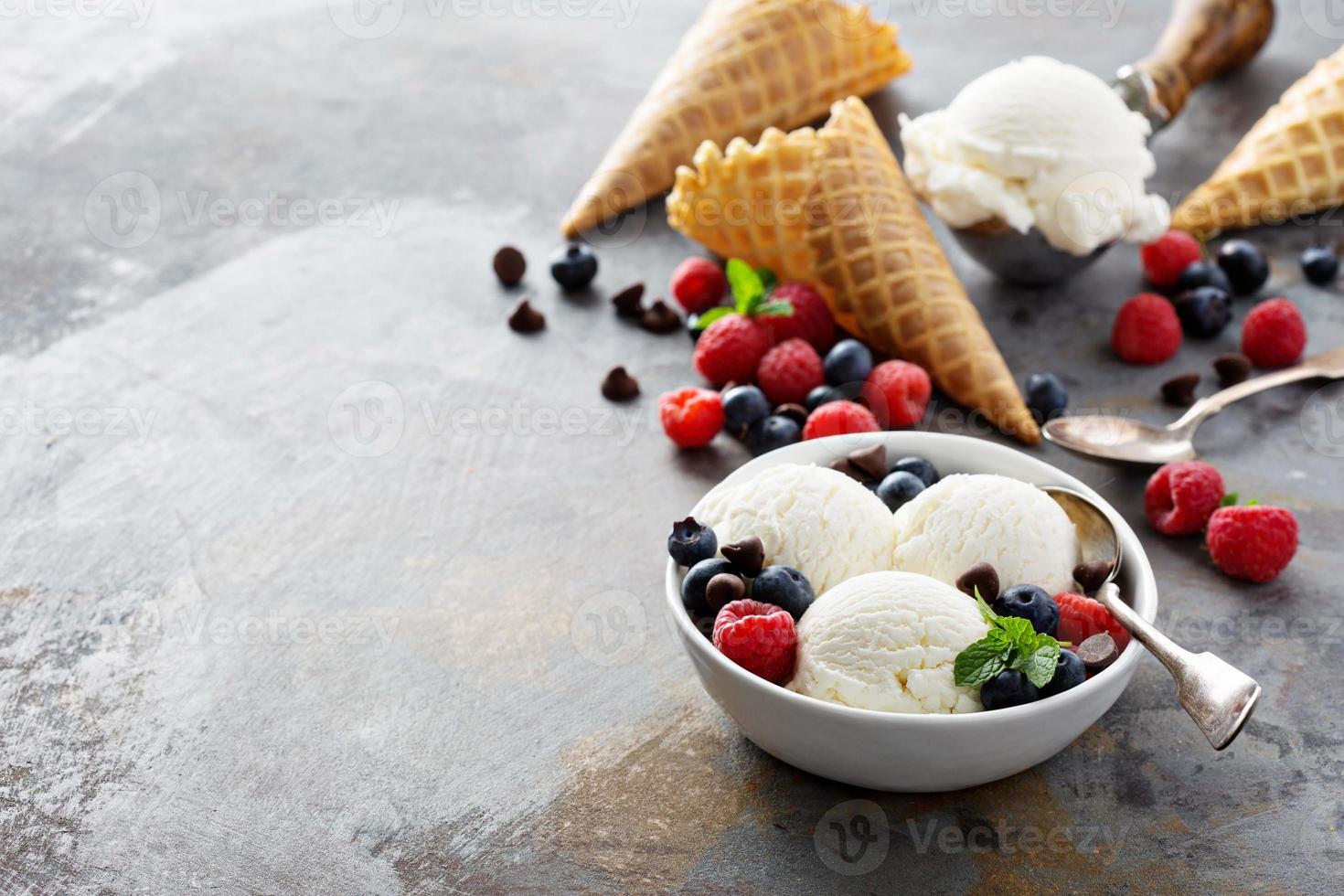 Vanilleeiskugeln in einer Schüssel mit frischen Beeren foto