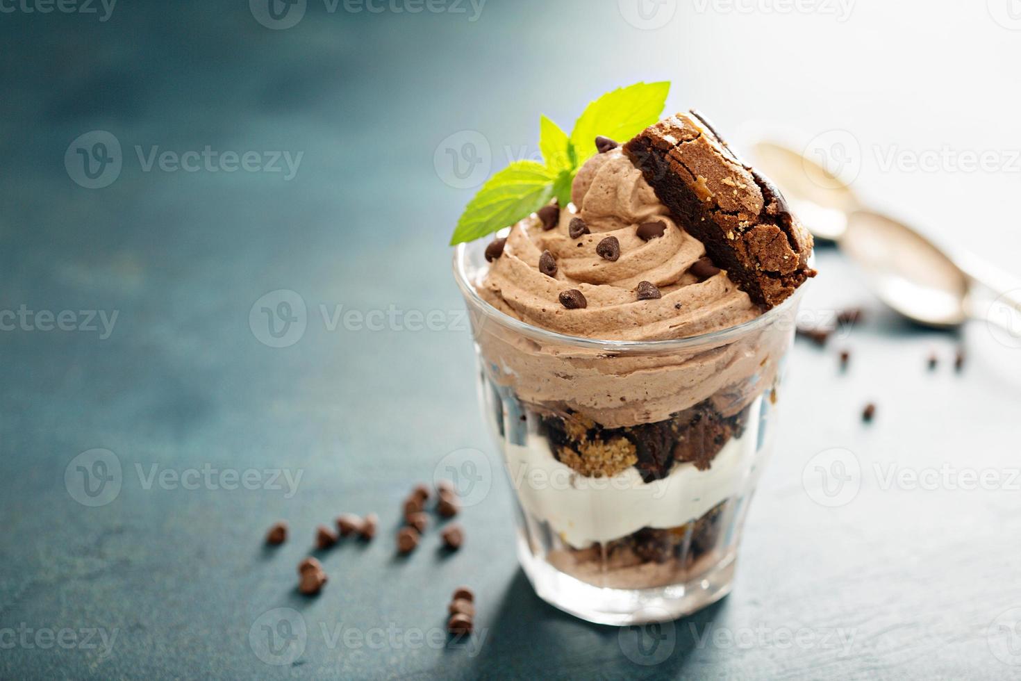 Schokoladen-Trifle-Dessert in einem Glas foto