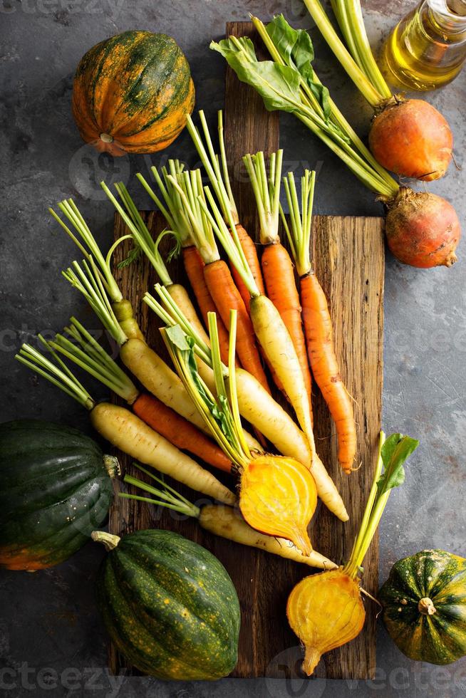 Ein großer Haufen Herbstprodukte, die bereit sind, gekocht zu werden foto