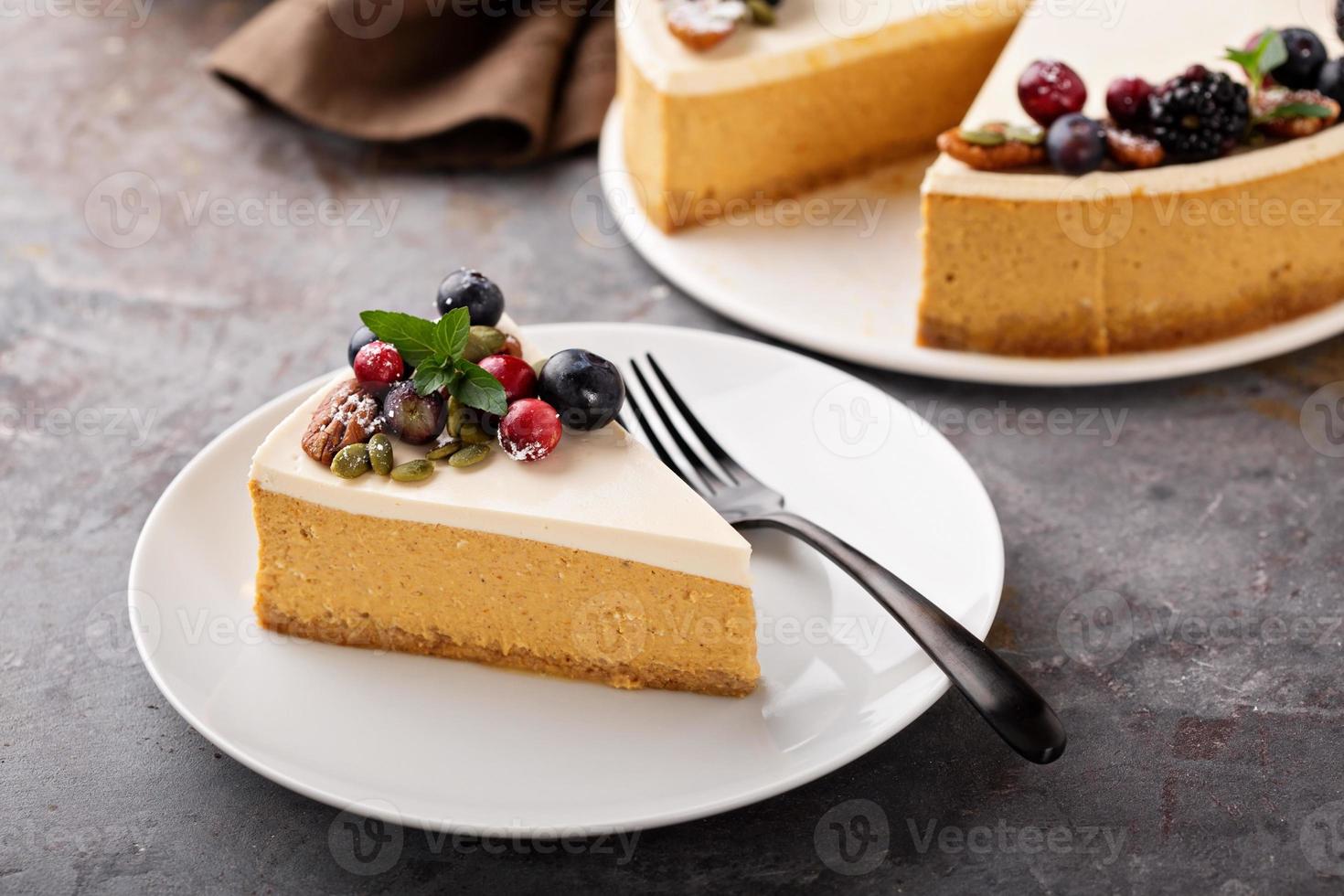 Kürbis-Käsekuchen mit Sauerrahm-Topping foto