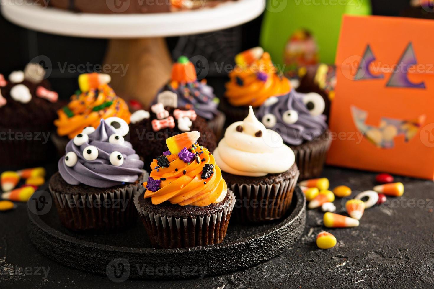 Halloween-Cupcakes mit Dekorationen foto