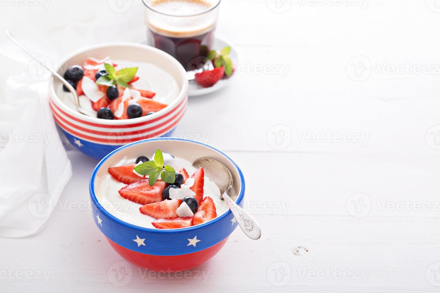 joghurtschalen mit erdbeere und blaubeere foto