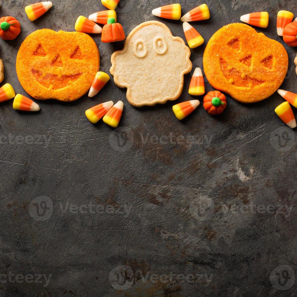 Halloween-Kürbis-Kekse und Süßigkeiten foto