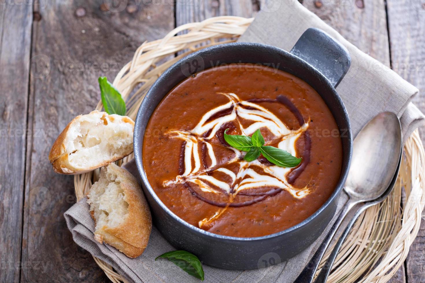 scharfe Tomatensuppe mit Sahne foto