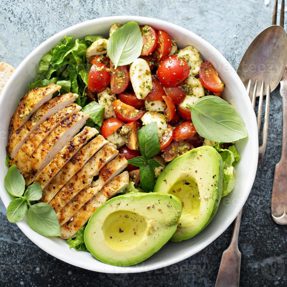 Caprese Lunch Bowl mit gegrilltem Hähnchen foto