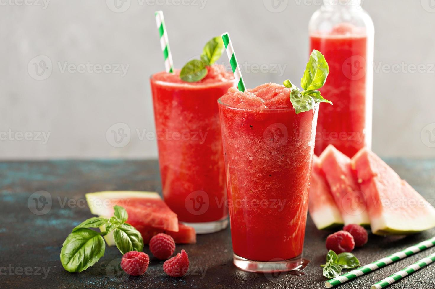 Erfrischendes kaltes Sommergetränk Wassermelonen-Slushie foto