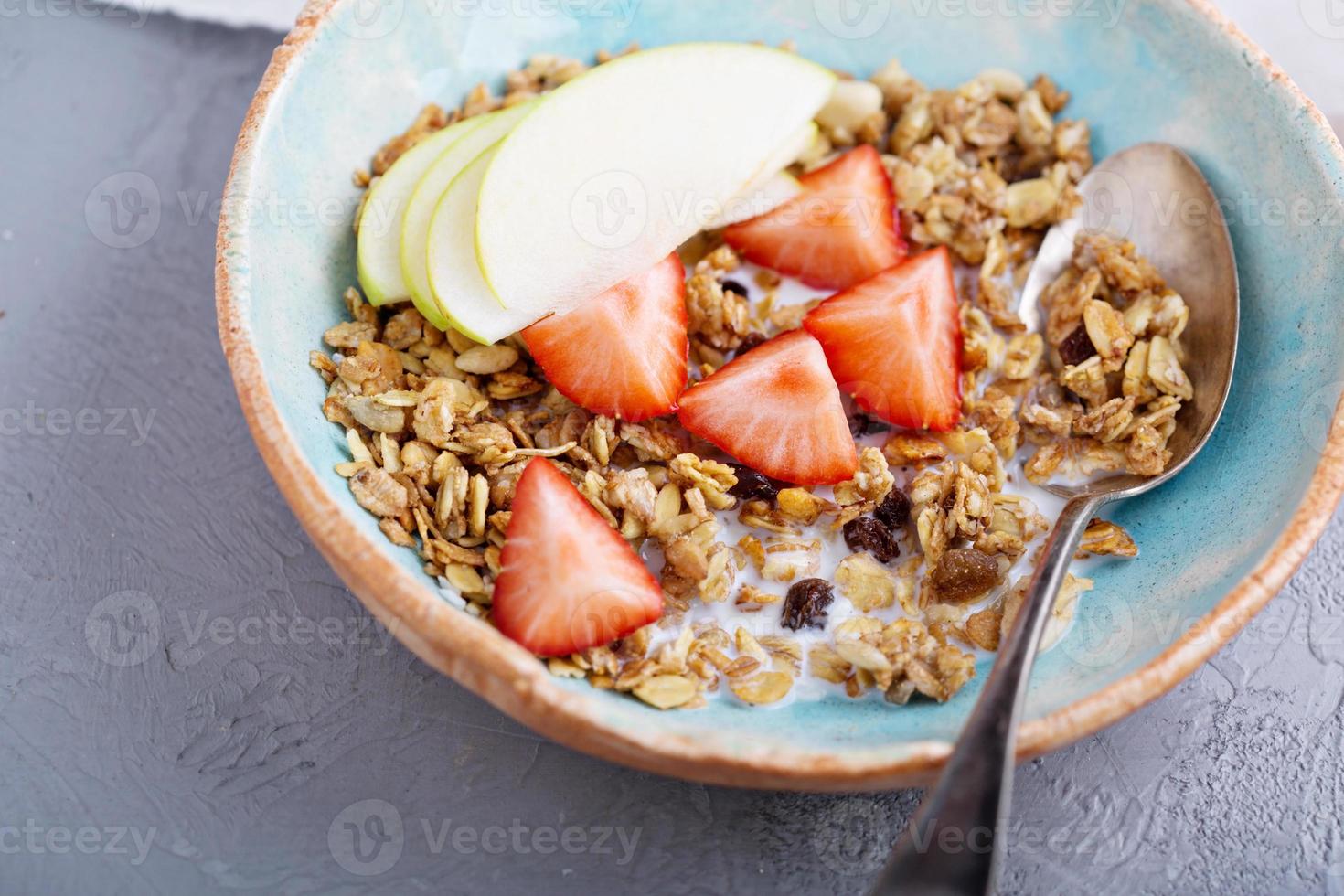 hausgemachtes Müsli mit Milch zum Frühstück foto